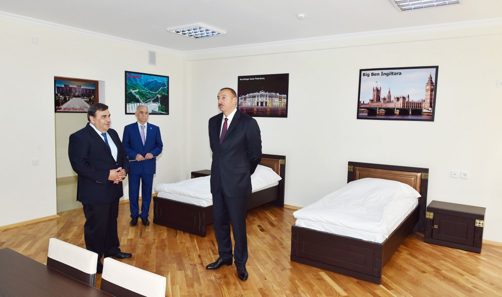 Prezident İlham Əliyev 5 nömrəli Bakı Peşə Liseyində aparılan yenidənqurma işlərindən sonrakı vəziyyətlə tanış olub (FOTO)