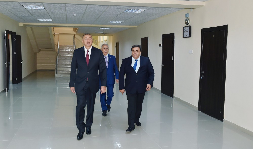 Prezident İlham Əliyev 5 nömrəli Bakı Peşə Liseyində aparılan yenidənqurma işlərindən sonrakı vəziyyətlə tanış olub (FOTO)