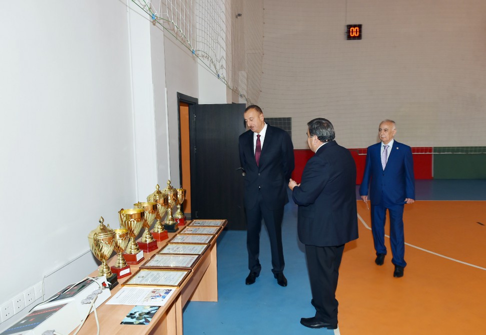 Prezident İlham Əliyev 5 nömrəli Bakı Peşə Liseyində aparılan yenidənqurma işlərindən sonrakı vəziyyətlə tanış olub (FOTO)