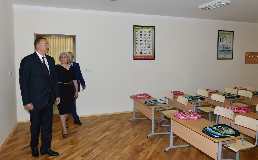 Prezident İlham Əliyev 264 nömrəli məktəb-liseydə yaradılan şəraitlə tanış olub (FOTO)