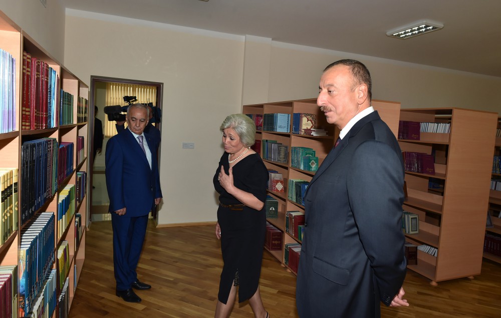 Prezident İlham Əliyev 264 nömrəli məktəb-liseydə yaradılan şəraitlə tanış olub (FOTO)