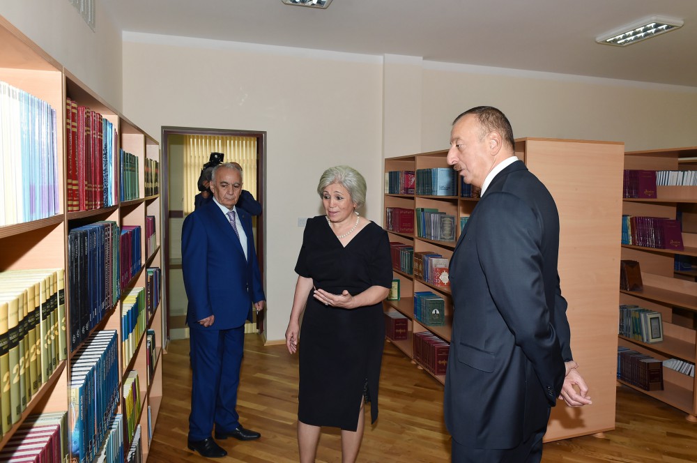 Prezident İlham Əliyev 264 nömrəli məktəb-liseydə yaradılan şəraitlə tanış olub (FOTO)