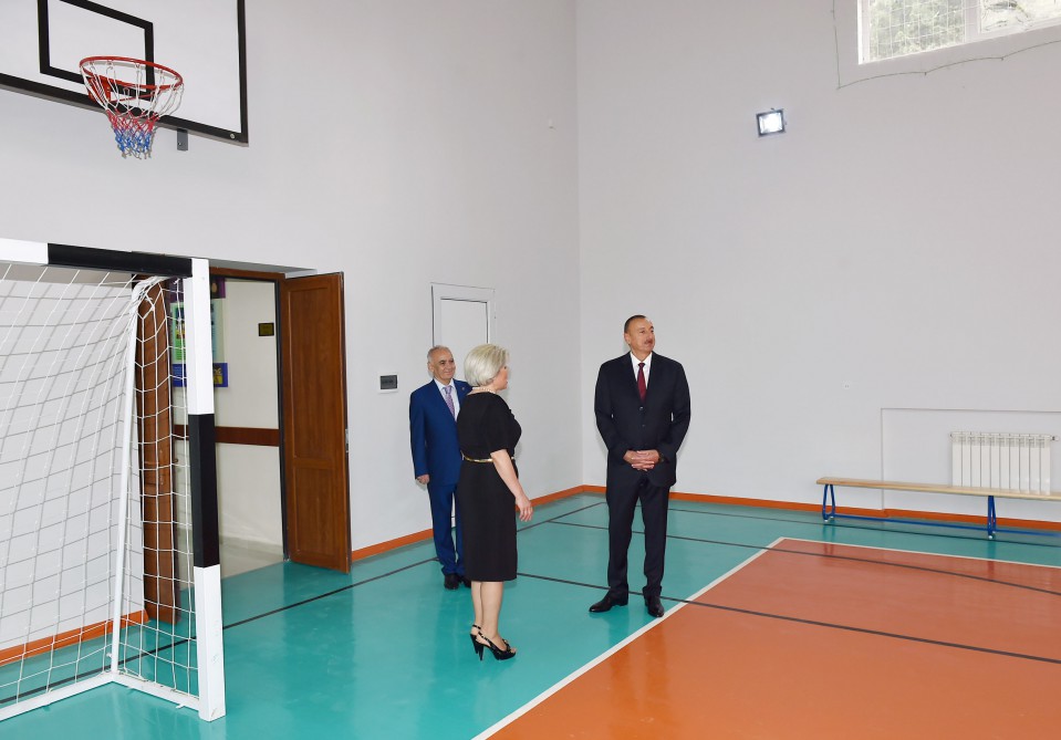 Prezident İlham Əliyev 264 nömrəli məktəb-liseydə yaradılan şəraitlə tanış olub (FOTO)
