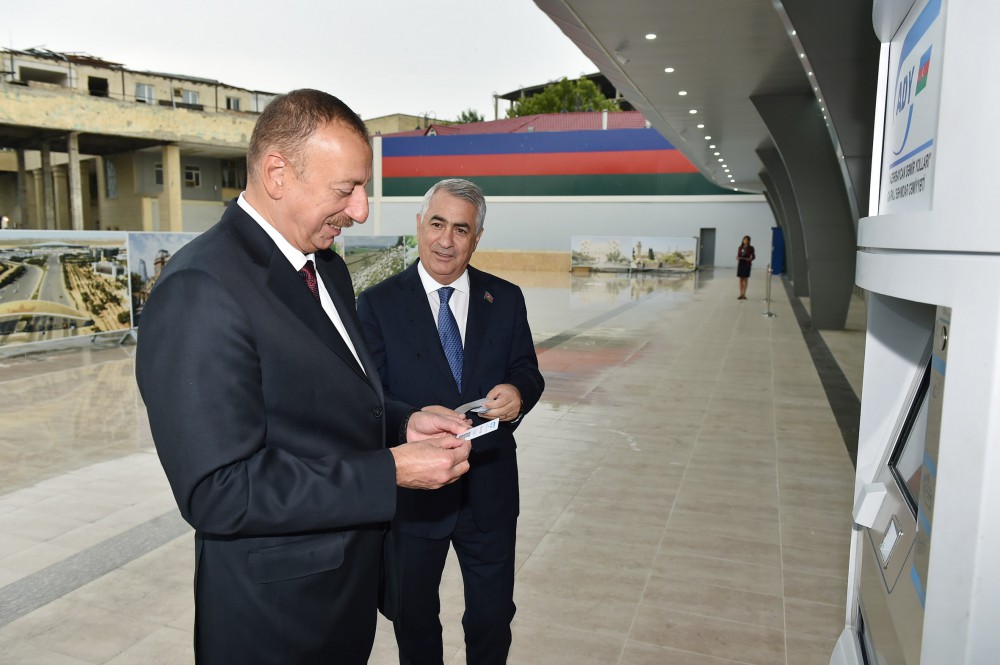 Prezident İlham Əliyev Bakı-Sumqayıt marşrutu ilə hərəkət edən ilk sərnişin qatarının yola salınması mərasimində iştirak edib (FOTO)