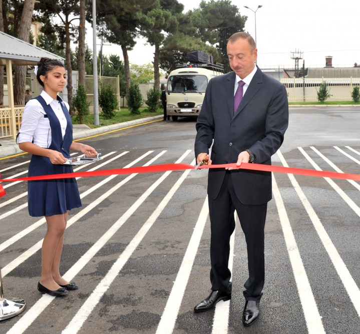 İlham Əliyev 148 nömrəli tam orta məktəbdə yenidənqurma işlərindən sonra yaradılan şəraitlə tanış olub (FOTO)