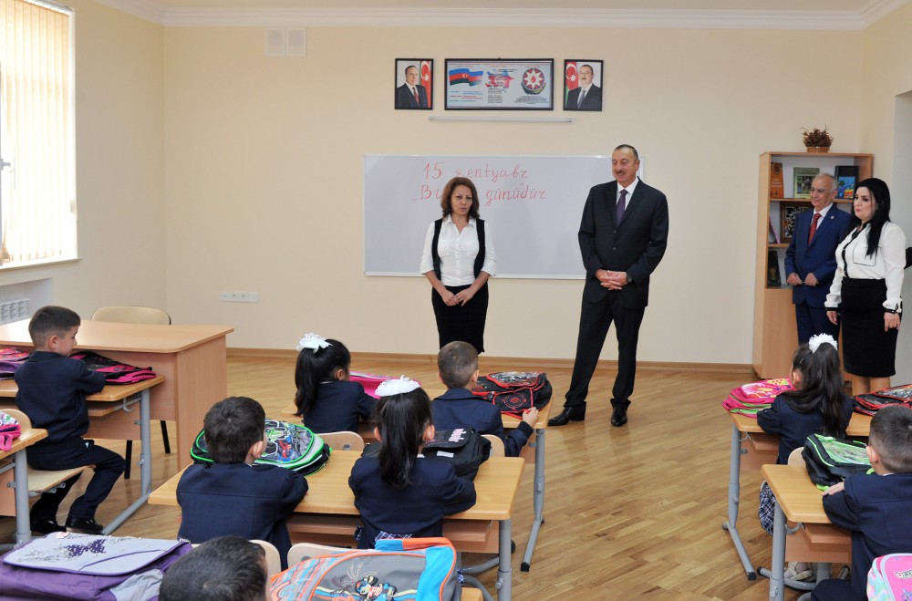 İlham Əliyev 148 nömrəli tam orta məktəbdə yenidənqurma işlərindən sonra yaradılan şəraitlə tanış olub (FOTO)