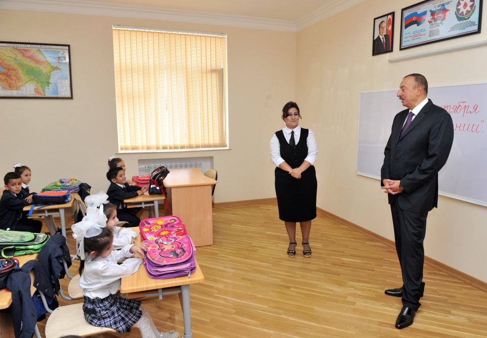 İlham Əliyev 148 nömrəli tam orta məktəbdə yenidənqurma işlərindən sonra yaradılan şəraitlə tanış olub (FOTO)