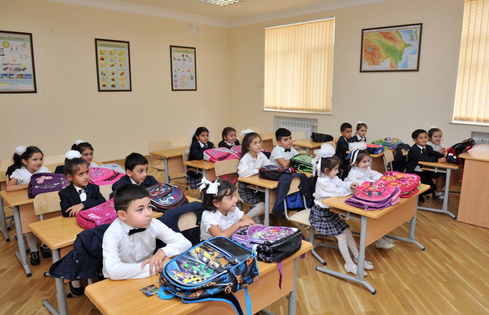 İlham Əliyev 148 nömrəli tam orta məktəbdə yenidənqurma işlərindən sonra yaradılan şəraitlə tanış olub (FOTO)