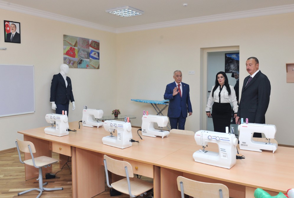 İlham Əliyev 148 nömrəli tam orta məktəbdə yenidənqurma işlərindən sonra yaradılan şəraitlə tanış olub (FOTO)