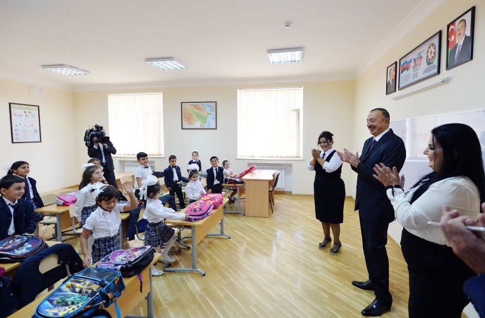 İlham Əliyev 148 nömrəli tam orta məktəbdə yenidənqurma işlərindən sonra yaradılan şəraitlə tanış olub (FOTO)