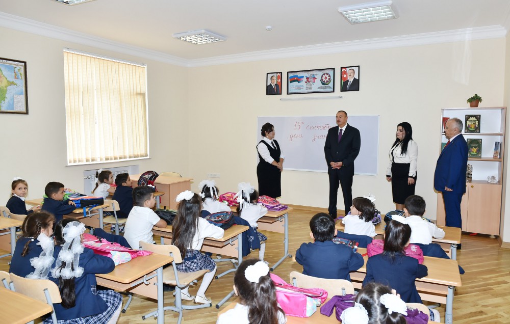İlham Əliyev 148 nömrəli tam orta məktəbdə yenidənqurma işlərindən sonra yaradılan şəraitlə tanış olub (FOTO)