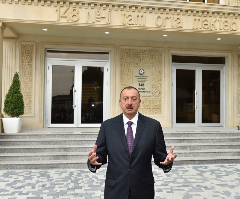 İlham Əliyev 148 nömrəli tam orta məktəbdə yenidənqurma işlərindən sonra yaradılan şəraitlə tanış olub (FOTO)