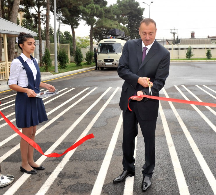 İlham Əliyev 148 nömrəli tam orta məktəbdə yenidənqurma işlərindən sonra yaradılan şəraitlə tanış olub (FOTO)