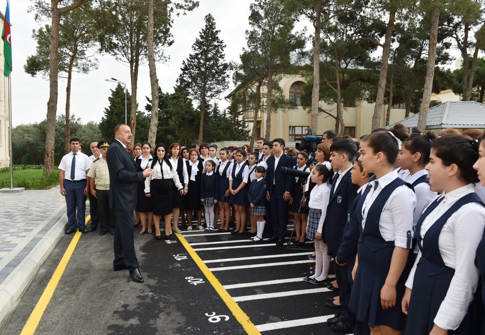 İlham Əliyev 148 nömrəli tam orta məktəbdə yenidənqurma işlərindən sonra yaradılan şəraitlə tanış olub (FOTO)