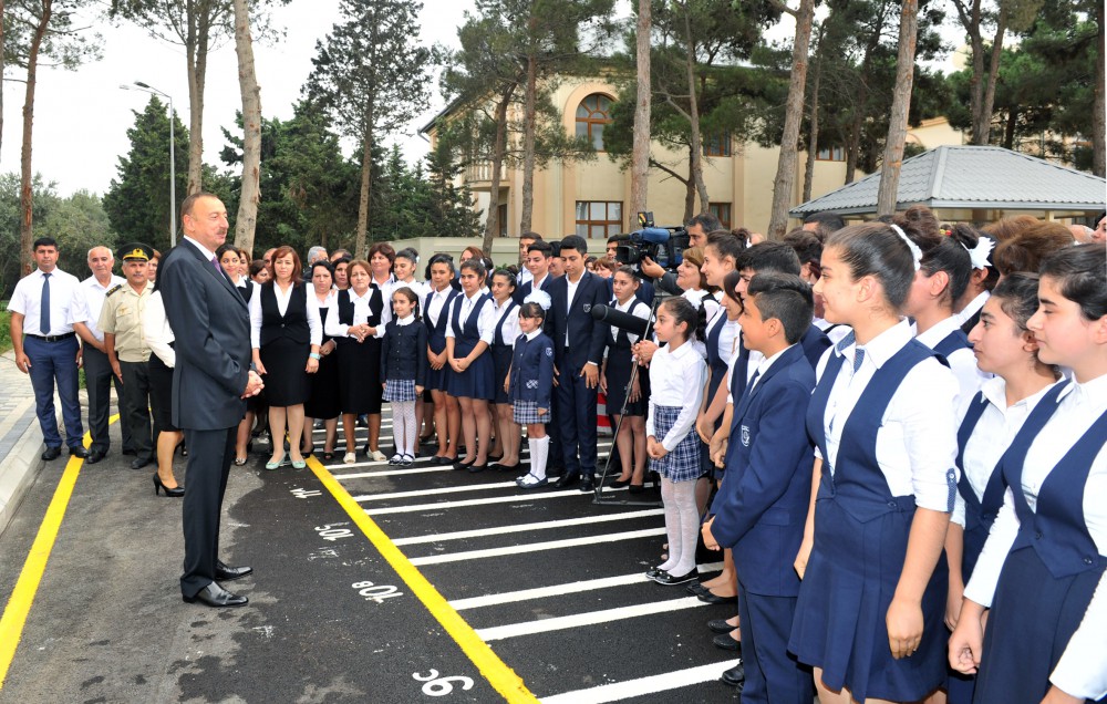 İlham Əliyev 148 nömrəli tam orta məktəbdə yenidənqurma işlərindən sonra yaradılan şəraitlə tanış olub (FOTO)