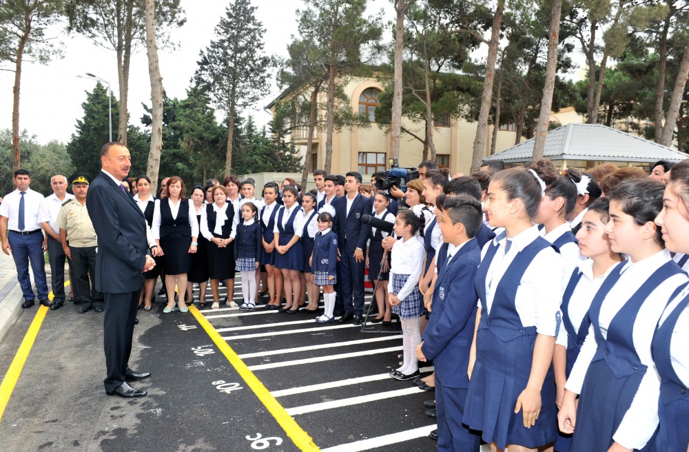 İlham Əliyev 148 nömrəli tam orta məktəbdə yenidənqurma işlərindən sonra yaradılan şəraitlə tanış olub (FOTO)