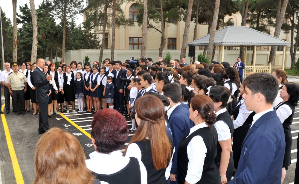 İlham Əliyev 148 nömrəli tam orta məktəbdə yenidənqurma işlərindən sonra yaradılan şəraitlə tanış olub (FOTO)