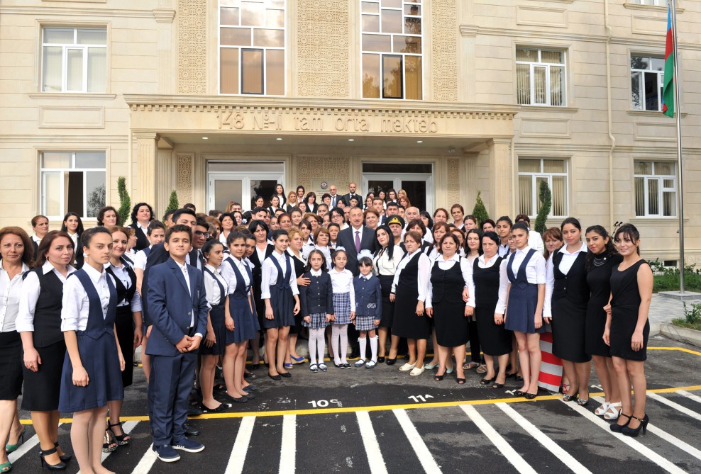İlham Əliyev 148 nömrəli tam orta məktəbdə yenidənqurma işlərindən sonra yaradılan şəraitlə tanış olub (FOTO)