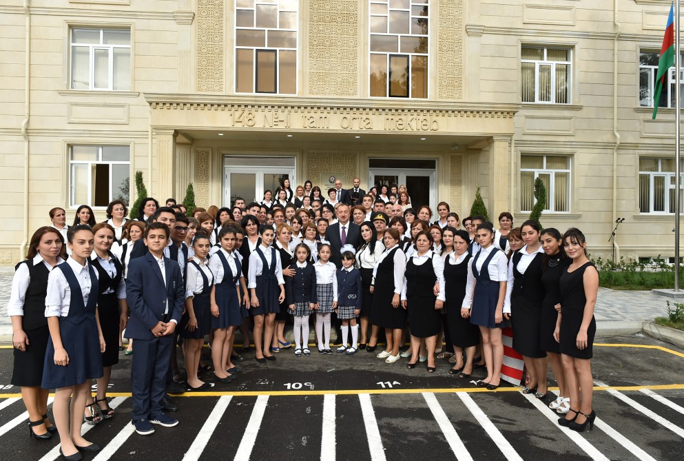 İlham Əliyev 148 nömrəli tam orta məktəbdə yenidənqurma işlərindən sonra yaradılan şəraitlə tanış olub (FOTO)