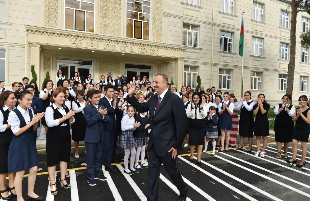 İlham Əliyev 148 nömrəli tam orta məktəbdə yenidənqurma işlərindən sonra yaradılan şəraitlə tanış olub (FOTO)