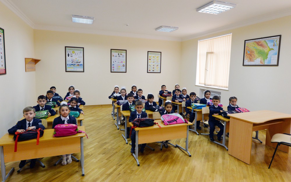 İlham Əliyev 148 nömrəli tam orta məktəbdə yenidənqurma işlərindən sonra yaradılan şəraitlə tanış olub (FOTO)