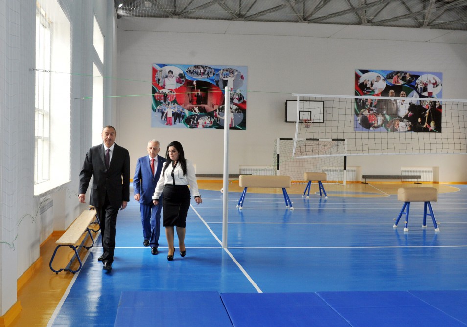 İlham Əliyev 148 nömrəli tam orta məktəbdə yenidənqurma işlərindən sonra yaradılan şəraitlə tanış olub (FOTO)