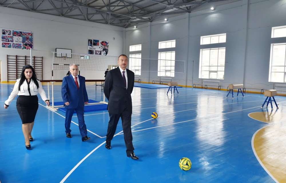 İlham Əliyev 148 nömrəli tam orta məktəbdə yenidənqurma işlərindən sonra yaradılan şəraitlə tanış olub (FOTO)