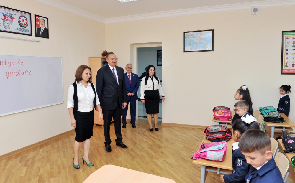 İlham Əliyev 148 nömrəli tam orta məktəbdə yenidənqurma işlərindən sonra yaradılan şəraitlə tanış olub (FOTO)