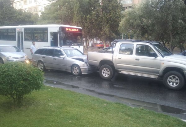 Atatürk prospektində zəncirvari qəza baş verib, tıxac yaranıb (FOTO)