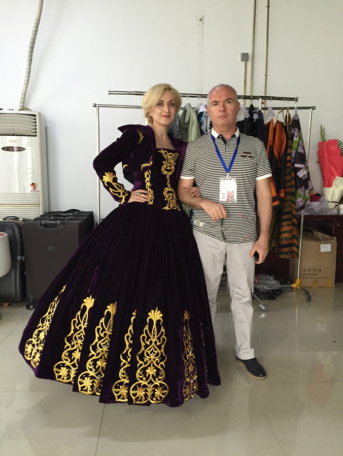 Azərbaycanlı modelyerin podiuma çıxması gurultulu alqışa səbəb oldu (VİDEO+FOTO)