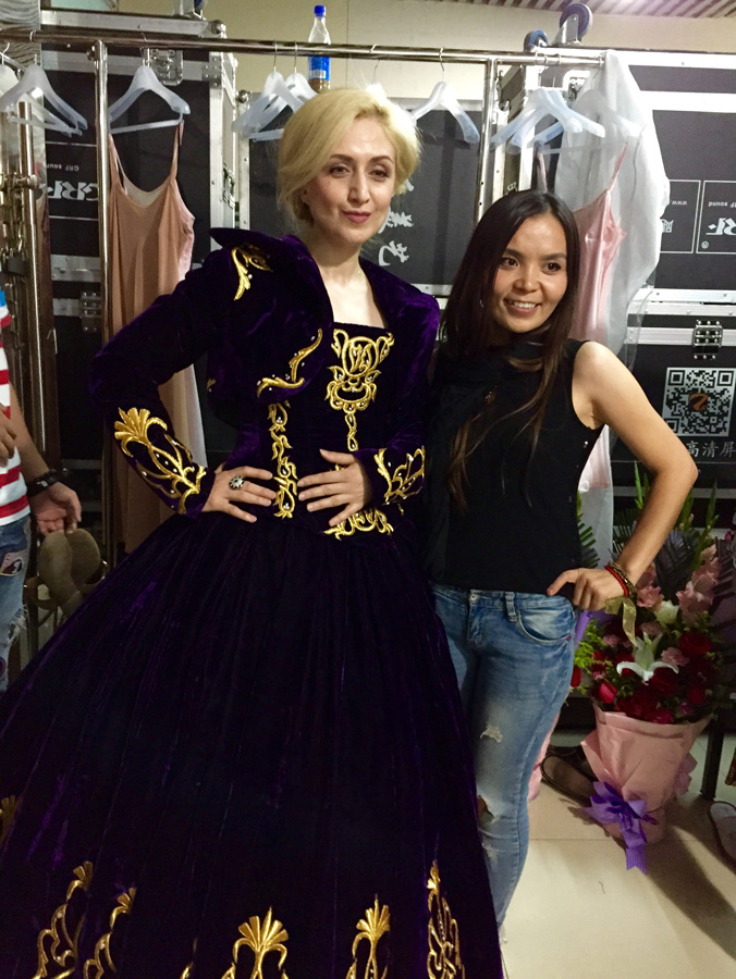 Azərbaycanlı modelyerin podiuma çıxması gurultulu alqışa səbəb oldu (VİDEO+FOTO)