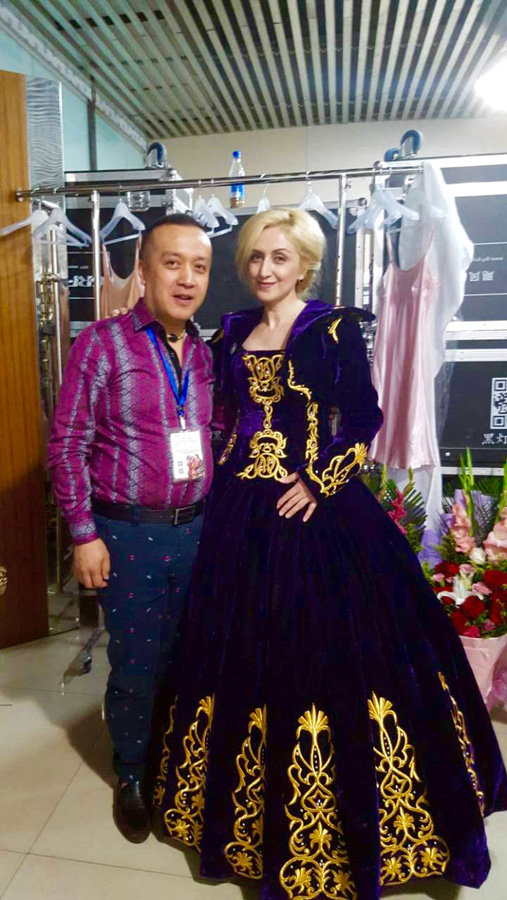 Azərbaycanlı modelyerin podiuma çıxması gurultulu alqışa səbəb oldu (VİDEO+FOTO)