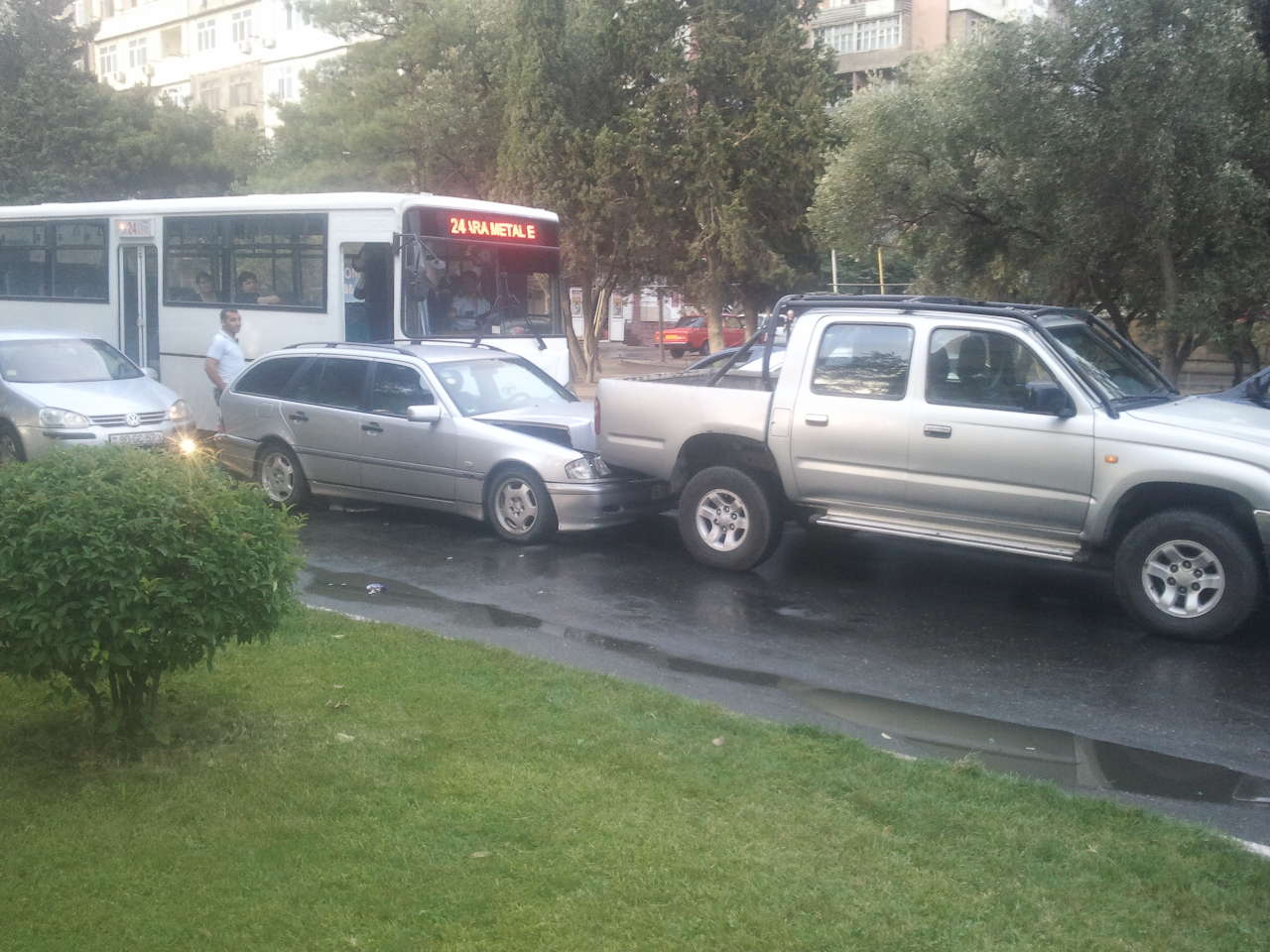 Atatürk prospektində zəncirvari qəza baş verib, tıxac yaranıb (FOTO)
