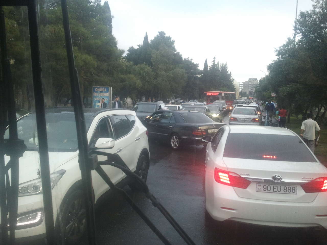 Atatürk prospektində zəncirvari qəza baş verib, tıxac yaranıb (FOTO)