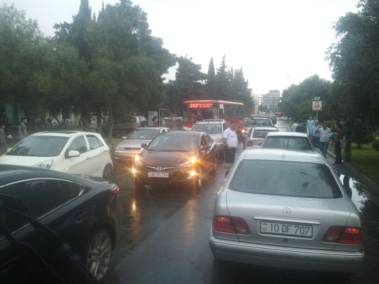 Atatürk prospektində zəncirvari qəza baş verib, tıxac yaranıb (FOTO)
