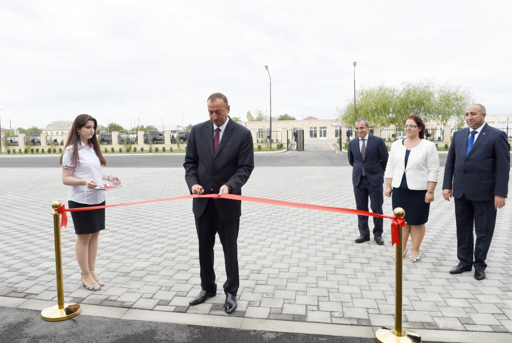 Prezident İlham Əliyev Kürdəmirin Atakişili kəndində tam orta məktəb binasının açılışında iştirak edib (FOTO)