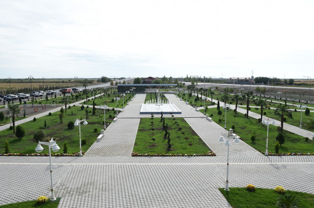 Prezident İlham Əliyev Kürdəmirdə Bayraq Meydanının açılışında iştirak edib (FOTO)