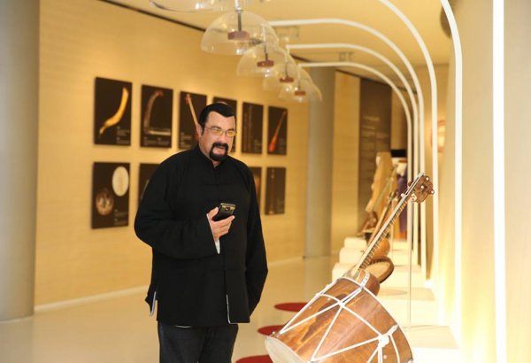 Dünya şöhrətli aktyor Stiven Siqal Bakıda konsert vermək istəyir (FOTO)