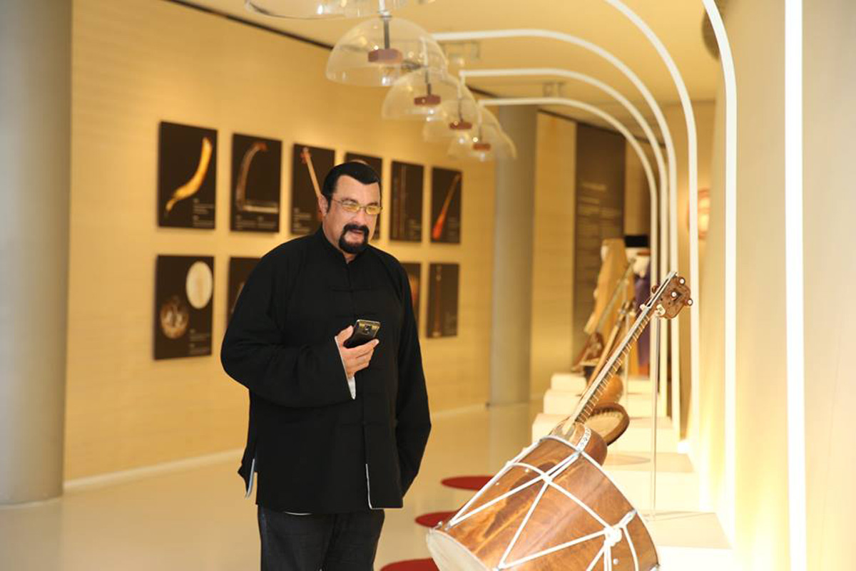 Dünya şöhrətli aktyor Stiven Siqal Bakıda konsert vermək istəyir (FOTO)