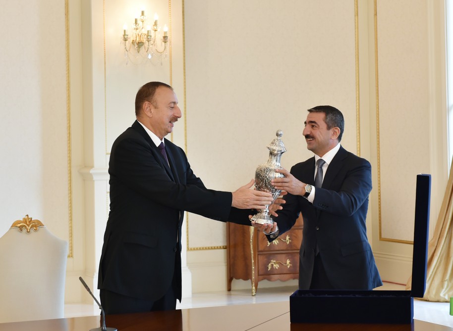 İlham Əliyev polo idman növü üzrə Avropa çempionatının qalibi olmuş Azərbaycan yığmasının üzvləri ilə görüşüb (FOTO)