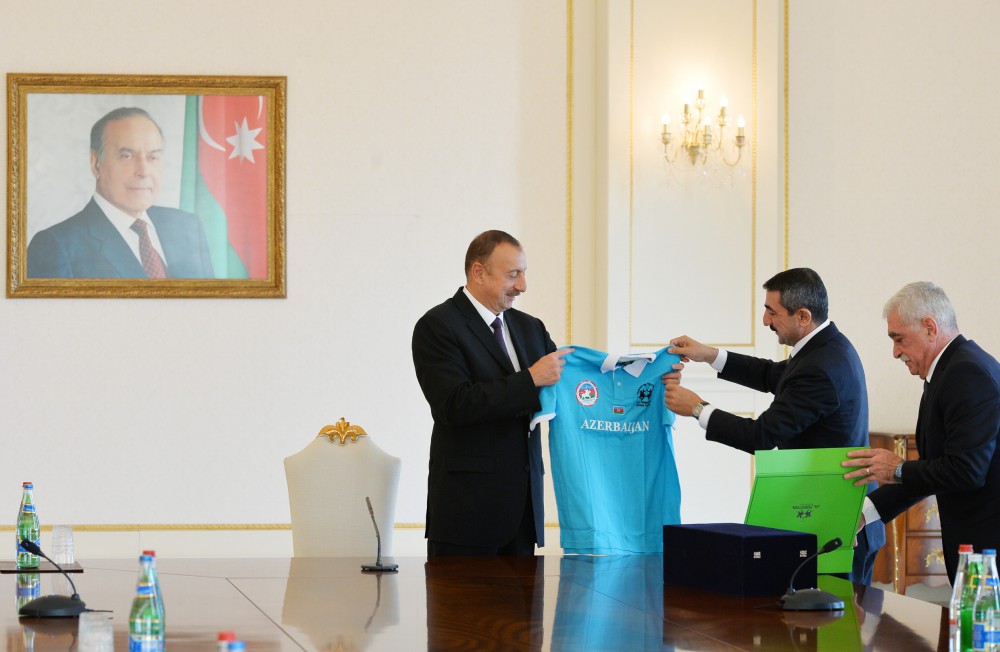 İlham Əliyev polo idman növü üzrə Avropa çempionatının qalibi olmuş Azərbaycan yığmasının üzvləri ilə görüşüb (FOTO)