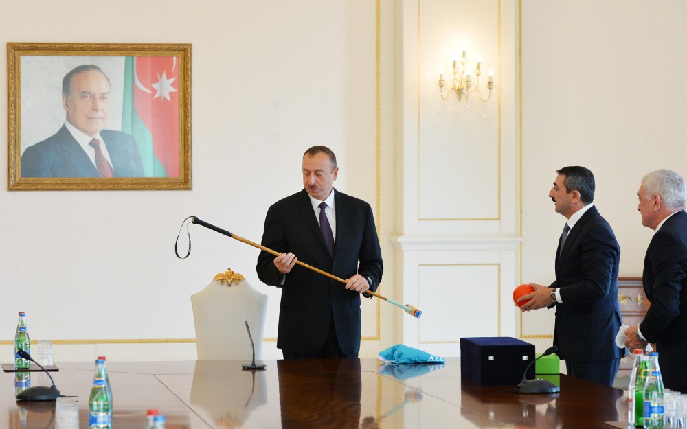 İlham Əliyev polo idman növü üzrə Avropa çempionatının qalibi olmuş Azərbaycan yığmasının üzvləri ilə görüşüb (FOTO)