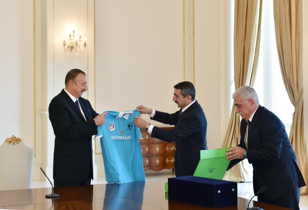 İlham Əliyev polo idman növü üzrə Avropa çempionatının qalibi olmuş Azərbaycan yığmasının üzvləri ilə görüşüb (FOTO)