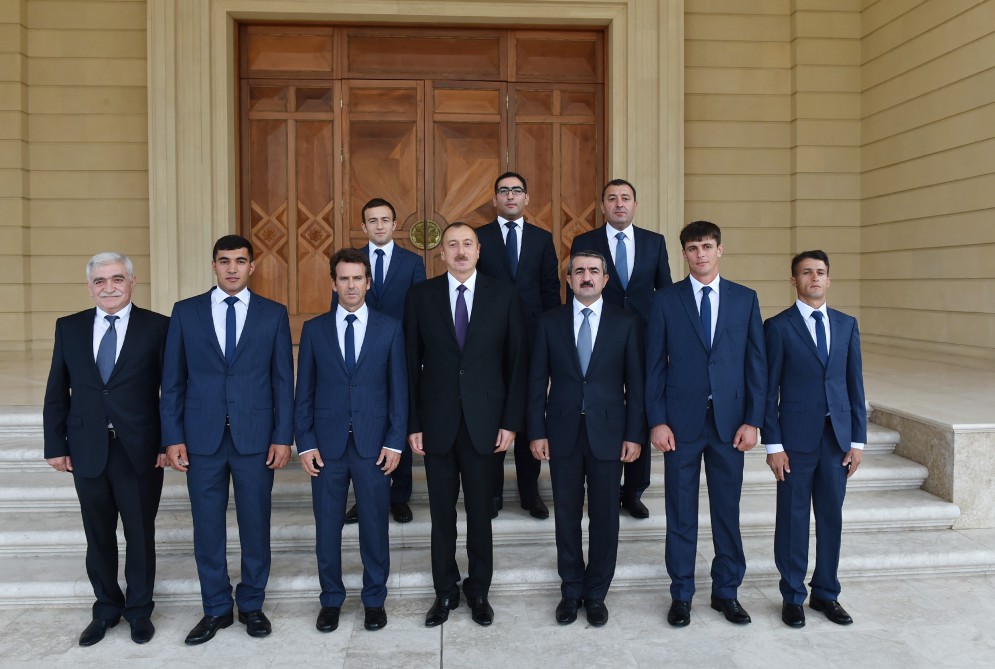 İlham Əliyev polo idman növü üzrə Avropa çempionatının qalibi olmuş Azərbaycan yığmasının üzvləri ilə görüşüb (FOTO)