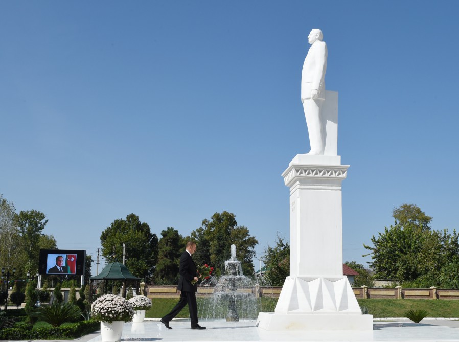 Azərbaycan Prezidenti Göyçayda ümummilli lider Heydər Əliyevin abidəsini ziyarət edib (FOTO)