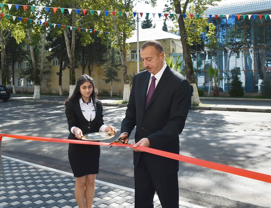 İlham Əliyev YAP Göyçay rayon təşkilatının yeni binasının açılışında iştirak edib (FOTO)