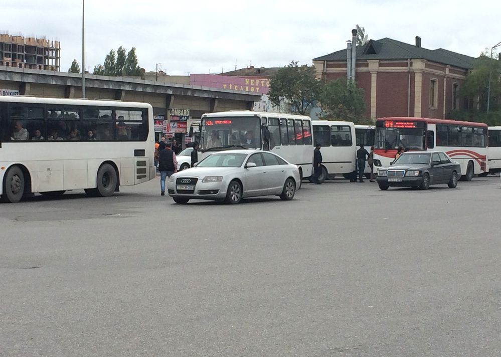 Bakıda sərnişin avtobuslarının özbaşınalıqları FOTOOBYEKTİVDƏ