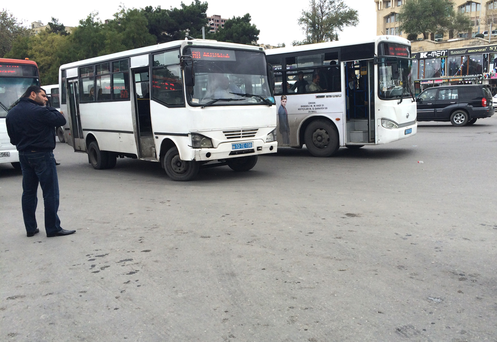 Bakıda sərnişin avtobuslarının özbaşınalıqları FOTOOBYEKTİVDƏ