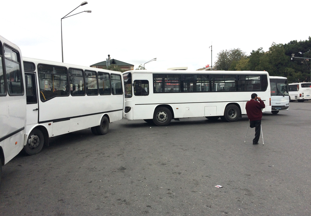 Bakıda sərnişin avtobuslarının özbaşınalıqları FOTOOBYEKTİVDƏ
