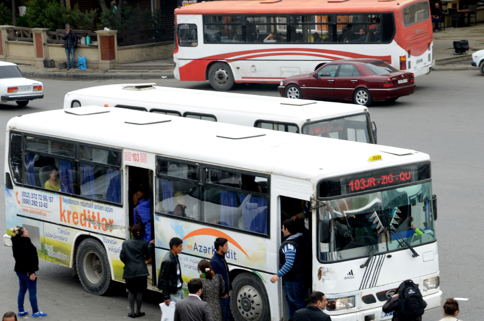 Bakıda sərnişin avtobuslarının özbaşınalıqları FOTOOBYEKTİVDƏ